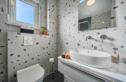 Slatine Apartment | The Lookout Liveli - Premium Sea-View Apartment