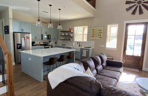 Pottsboro House | *The Lookout Lodge* less than a mile from the lake!