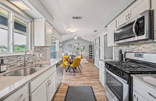 Austin House | The Loop Haus: Stylish Comfort, Great Value
