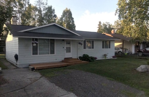 Northeast Anchorage House | The Lovely #2 3-bedroom -1 bath 5 minutes from Hospitals and the University.