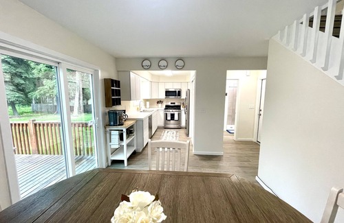 Sand Lake House | The Lovely Place #3 3BR 4Beds 2 BA Sleeps 7 Spacious Townhouse with Garage.