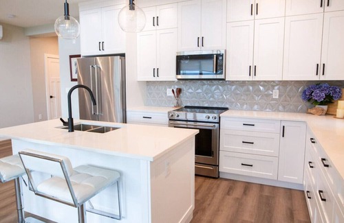Harrison Hot Springs Condo | The Luna | New Penthouse w Patio, Lake & Mtn Views