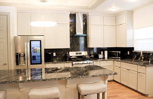 McAllen House | ✨The Lux✨in DT McAllen ✨Prime Location Close To Mcallen Airport