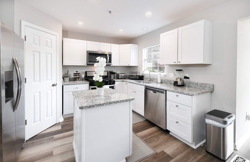 Rossville House | The Lux Middle River Retreat King Bed/WiFi/Billiards/SmartTVs/Chef Kitchen/Deck