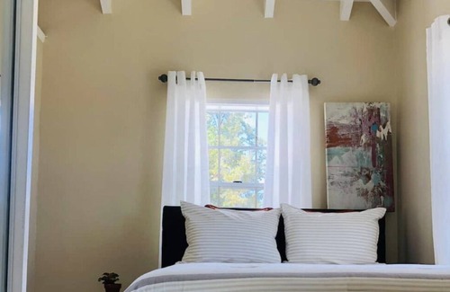 Estate La Reine Apartment | The Lux Suit Lyfe 1 Bedroom Apt with A/C