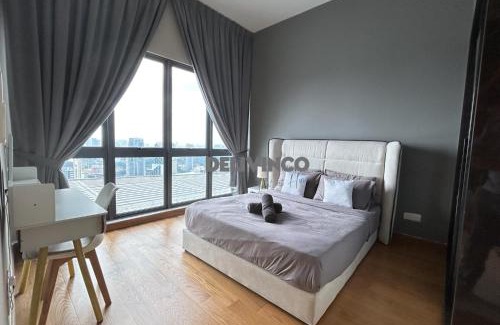 Kuala Lumpur City Centre Apartment | The Luxe - KLCC View - 3 pax Balcony at 41 floor