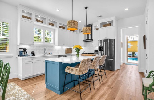 Grandview Heights House | The Luxe Sunshine Villa w/*Private Pool House*
