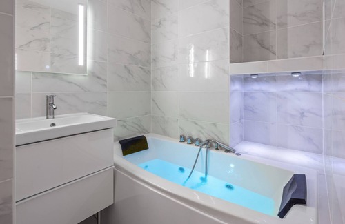Talensac-Pont Morand Apartment | ☆The Luxury Spa☆ with cinema/terrace in the city center