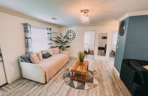 Driftwood House | "The MacAllan" The Cozy Ackee Fruit Tree, 4br