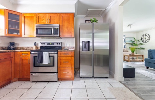 Driftwood House | "The MacAllan" The Cozy Ackee Fruit Tree, 4br