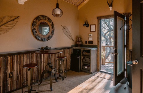 Dripping Springs Cabin | The Machan Treehouse-Asante Lodging & Events