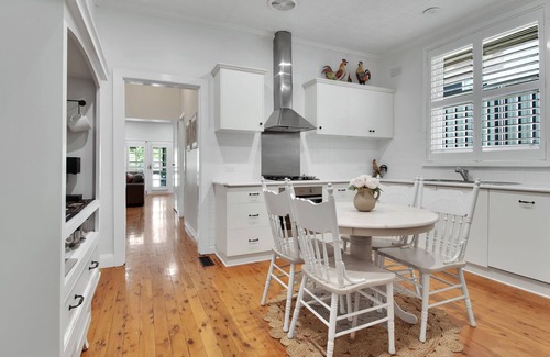 Turvey Park House | The Macleay - Poolside Entertainer, Pets Allowed
