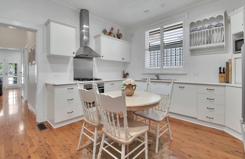 Turvey Park House | The Macleay - Poolside Entertainer, Pets Allowed