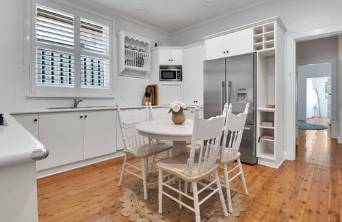 Turvey Park House | The Macleay - Poolside Entertainer, Pets Allowed