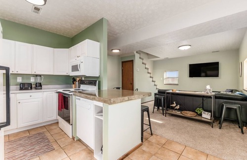 Lewis Center House | ★The Mad Cat Inn★Private Guest House★ FirePit★HotTub★