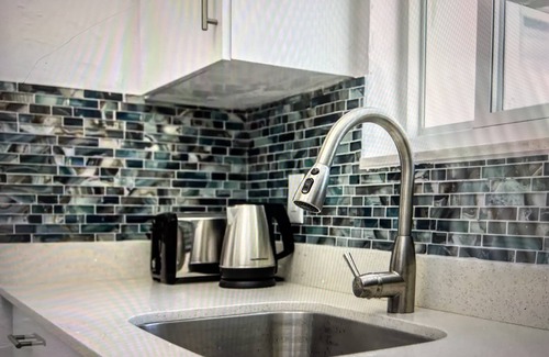 Hollywood Apartment | The Madison 8 - Beachy & Comfy 1 Bedroom Apartment Step to the Beach