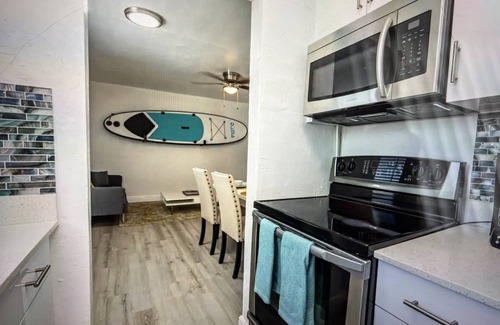 Hollywood Apartment | The Madison 8 - Beachy & Comfy 1 Bedroom Apartment Step to the Beach