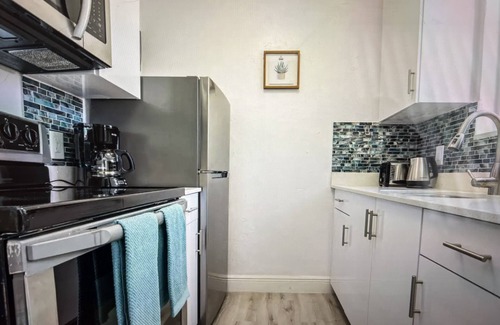 Hollywood Apartment | The Madison 8 - Beachy & Comfy 1 Bedroom Apartment Step to the Beach