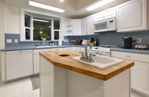 Baker City House | The Madison, Gorgeous! 4 Bdrm w/Hot Tub! Local Golfing 50% Off!