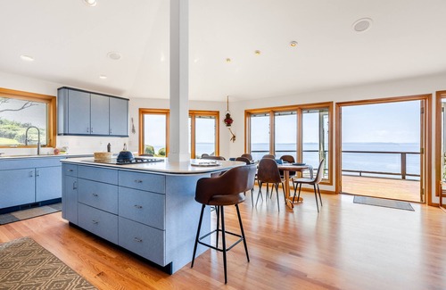 Freeland House | The Majestic Blue View by AvantStay | Waterfront