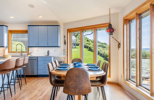 Freeland House | The Majestic Blue View by AvantStay | Waterfront
