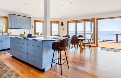 Freeland House | The Majestic Blue View - Panoramic Views