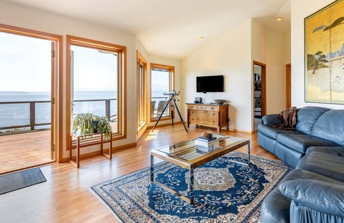 Freeland House | The Majestic Blue View - Panoramic Views