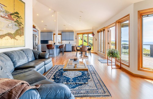 Freeland House | The Majestic Blue View - Panoramic Views