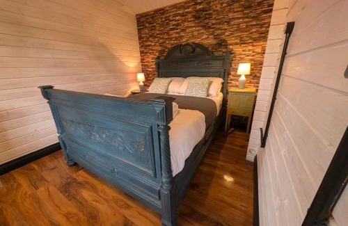 Moreton Apartment | The Malvern Hills, Courtyard Cabins,Tom Cabin