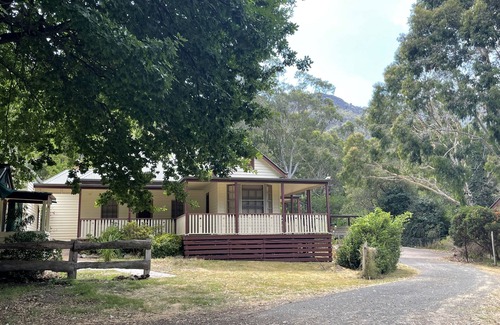 Halls Gap House | The Manna House - A spacious, historic retreat in the town of Halls Gap