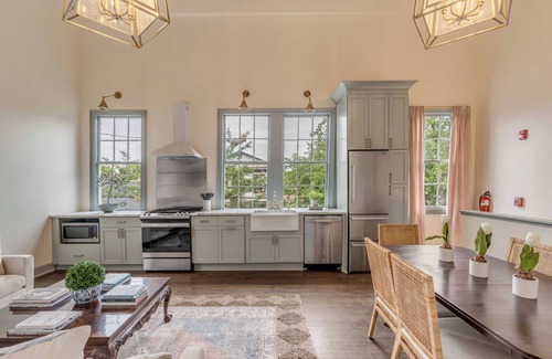 Westside Apartment | The Manor 93 - B Beautiful Three Bed Three Bath Close to King St.