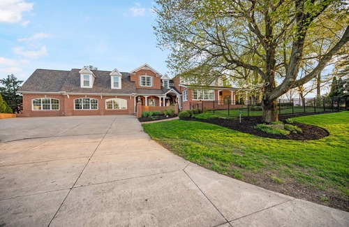 Uniontown House | The Manor at Olde Stone Acres. Sleeps 35. Game House. Pond.