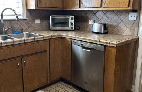 Oneonta House | The Manor - Charming 3-bedroom house in lovely Oneonta with WiFi, AC