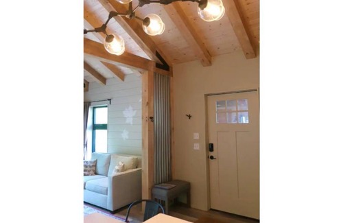 West Hartford Cottage | “The Maple Moose”, modern cabin near Woodstock