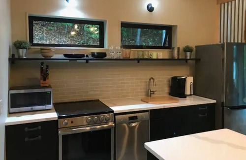 West Hartford Cottage | “The Maple Moose”, modern cabin near Woodstock