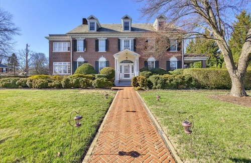 Roanoke House | The Maridor - "Iris" Historic home near lots of shops and restaurants