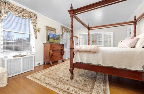 Roanoke Bed & Breakfast | The Maridor - "Rose" Historic home near lots of shops and restaurants
