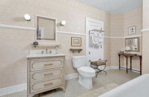 Roanoke Bed & Breakfast | The Maridor - "Rose" Historic home near lots of shops and restaurants