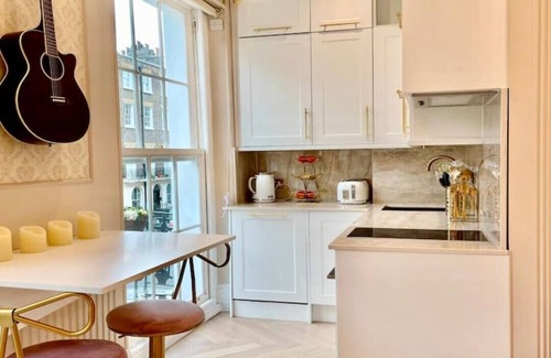 Regent's Park Apartment | The Marilyn Suite in Marylebone