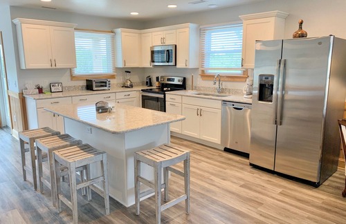 Ocracoke House | The Marina House: Pet friendly near harbor with off-site pool privileges