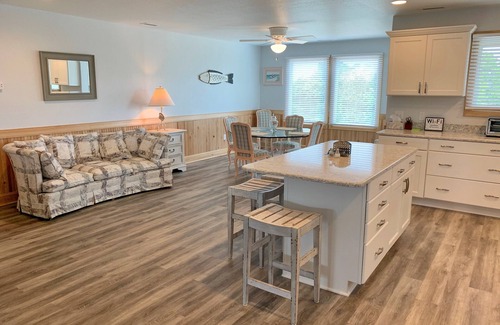 Ocracoke House | The Marina House: Pet friendly near harbor with off-site pool privileges