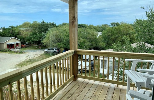 Ocracoke House | The Marina House: Pet friendly near harbor with off-site pool privileges