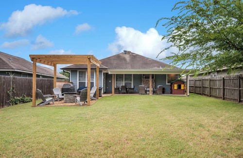Wellborn House | The Maroon Door-NEW outdoor fire pit! Located in the heart of Aggieland!