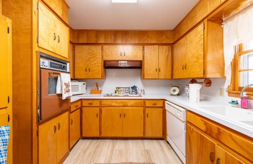 Slaton House | The Mary Martha - 3BR/2BA - Family Home