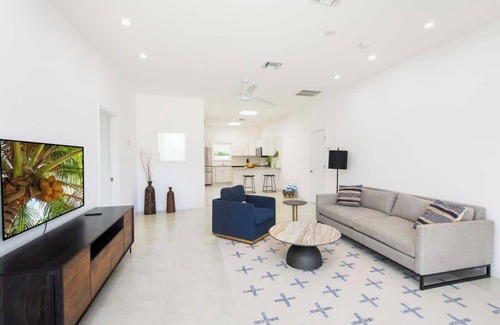 North Side Condo | The Mastic Sunnyhill LUXE Cottage on North Side