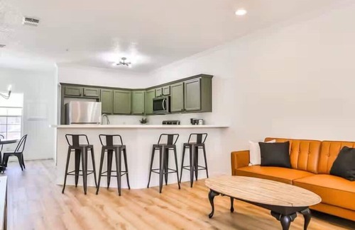 North Overton Apartment | The Matador Flat - 2BR/2.5BA - Sleeps 6