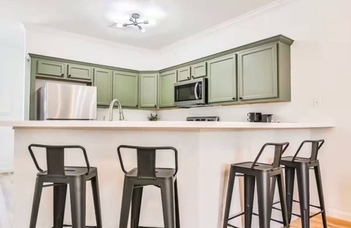 North Overton Apartment | The Matador Flat - 2BR/2.5BA - Sleeps 6
