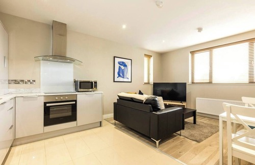 Belfast City Centre Apartment | The Matisse- Hip 1 Bd Apt (Gold Short Term Stays)