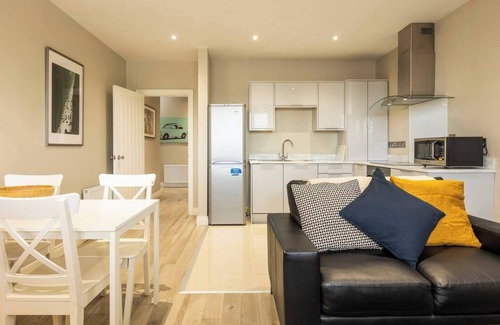 Belfast City Centre Apartment | The Matisse- Hip 1 Bd Apt (Gold Short Term Stays)