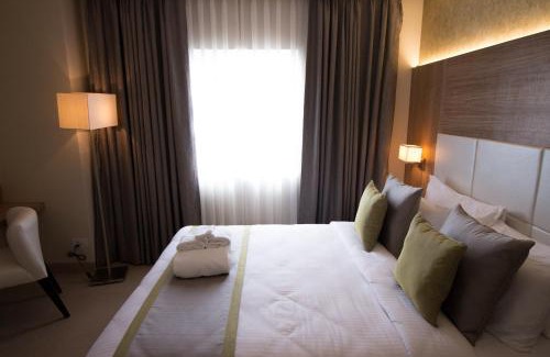 Lake Town Hotel | The Maureen